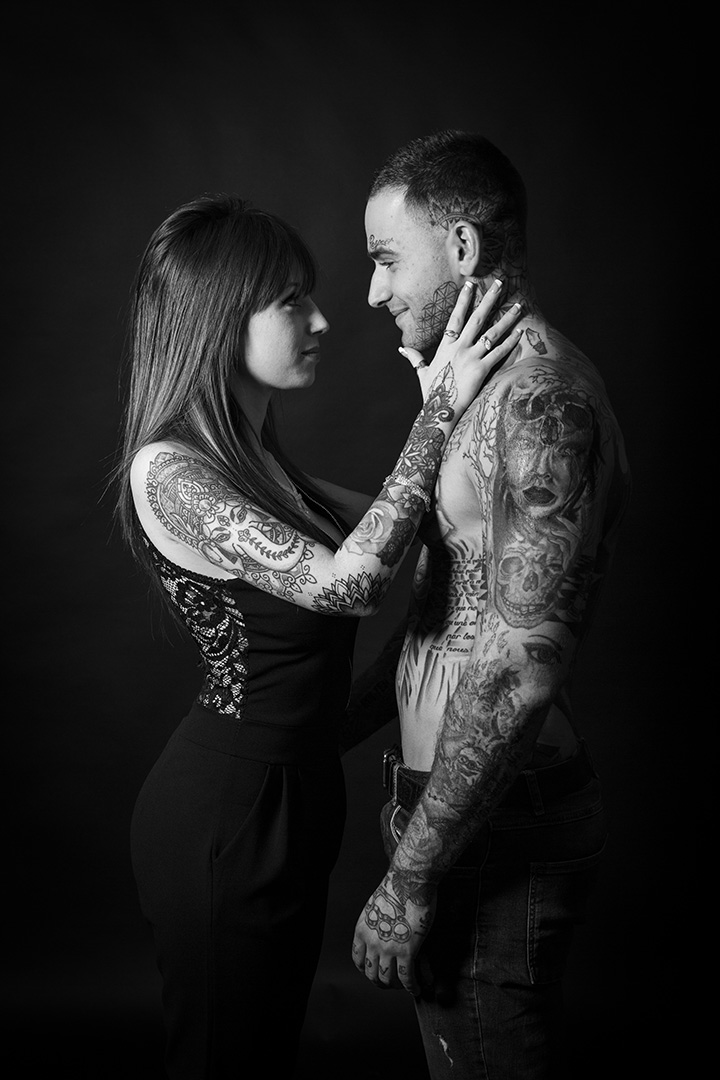 Photos de couple en studio pro noir et planc tatouages