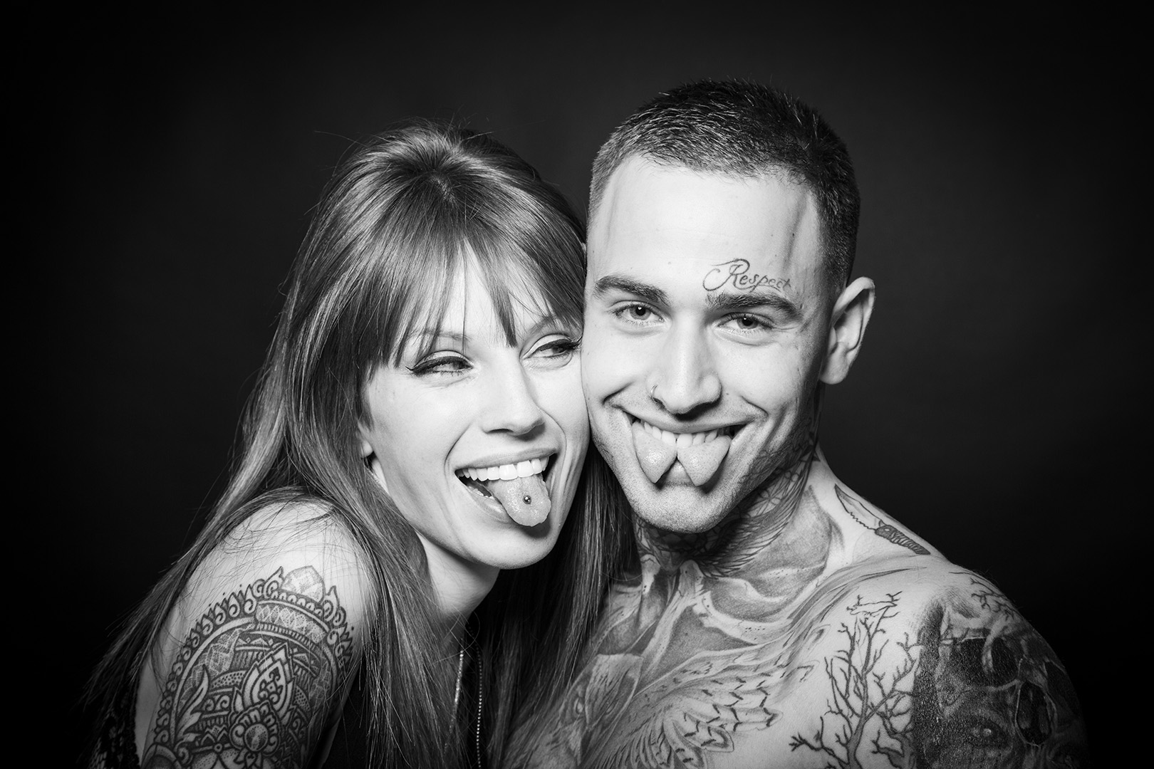 Photos de couple en studio pro humour noir et blanc